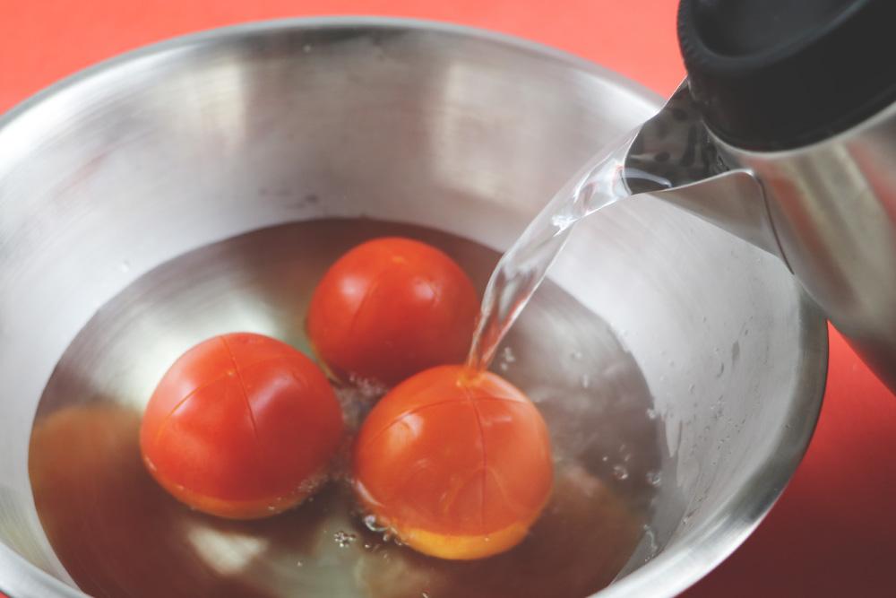 Tomaten in heißem Wasser