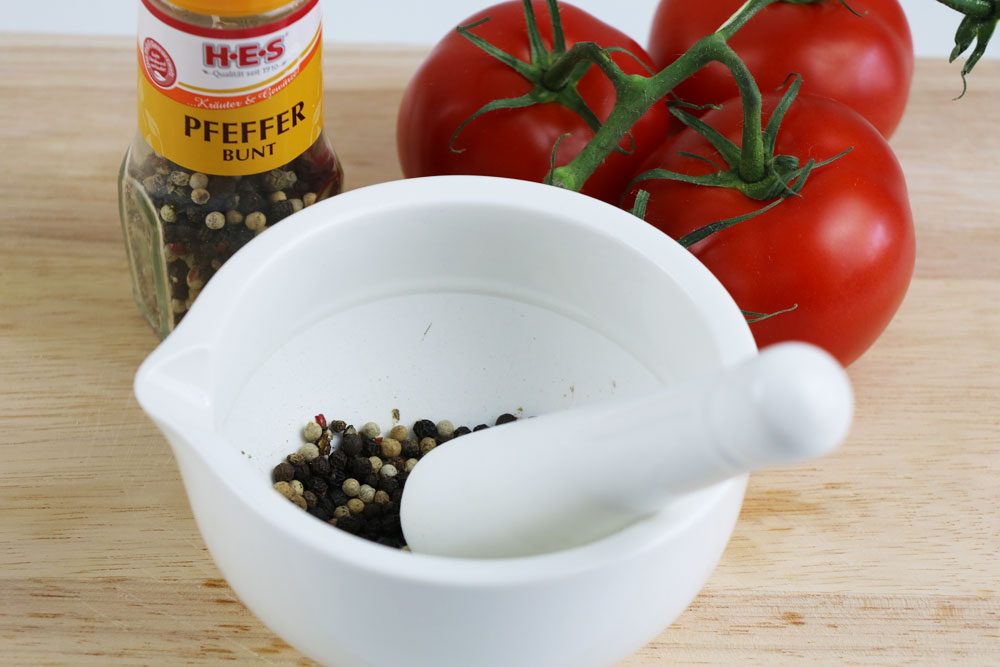 schwarzer Pfeffer zum Würzen des Tomatensalats
